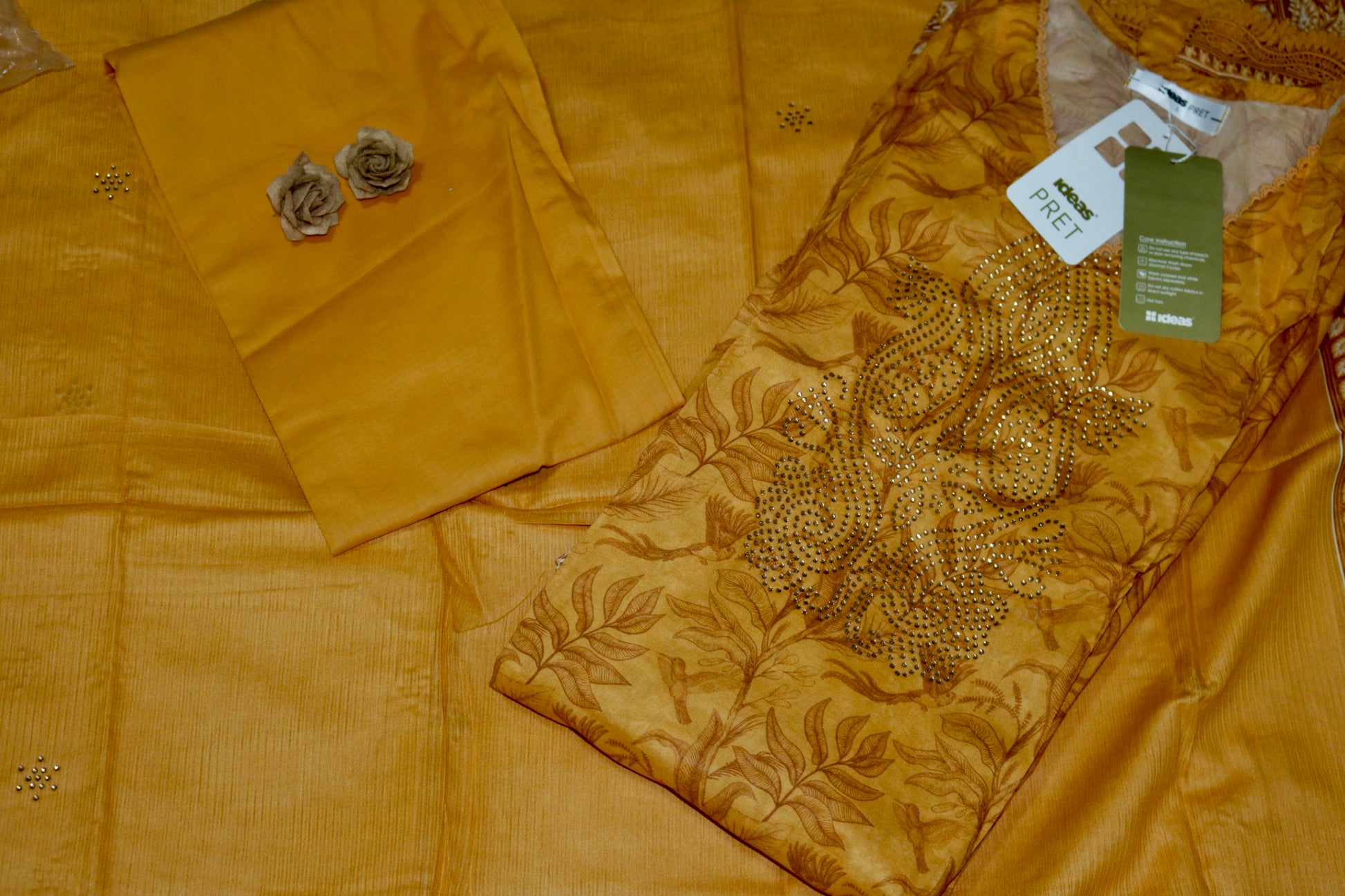 Gul Ahmed’s 3-piece stitched suit
