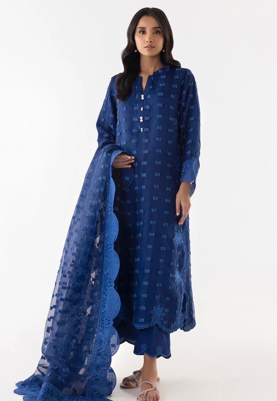 Sana Safinaz’s stunning organza outfit is all about luxury, class